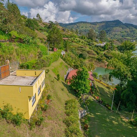 Descanso Bajo La Piedra Del Penol Guatapé Exteriér fotografie