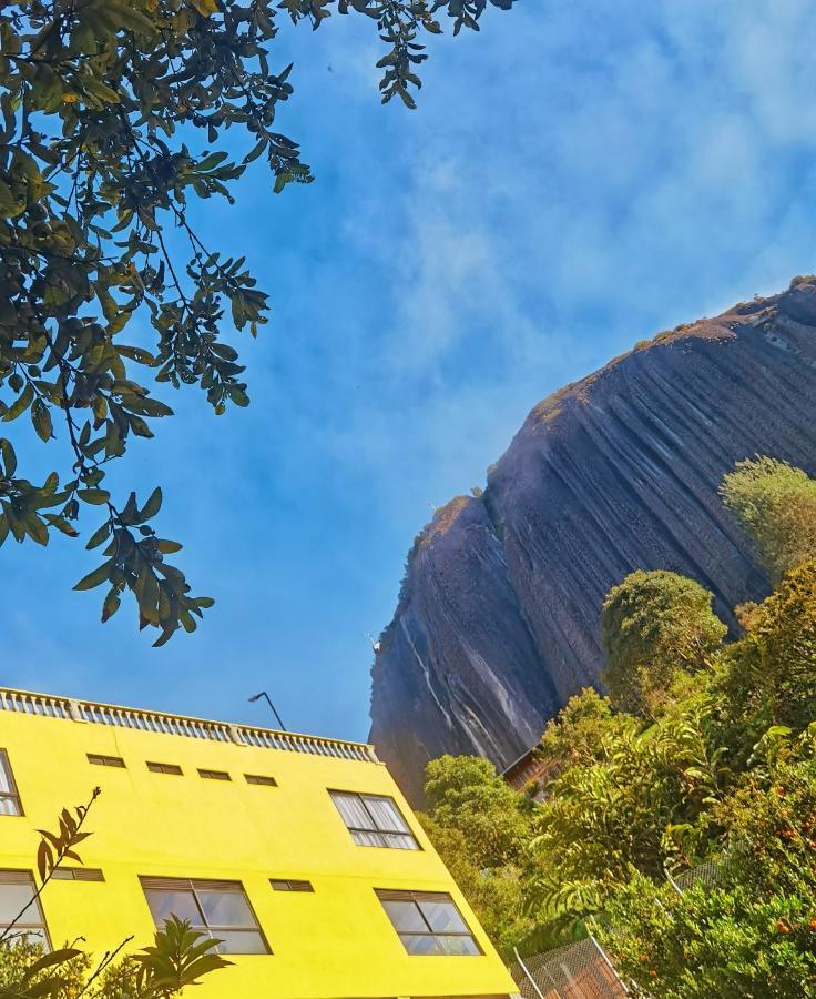 Descanso Bajo La Piedra Del Penol Guatapé Exteriér fotografie
