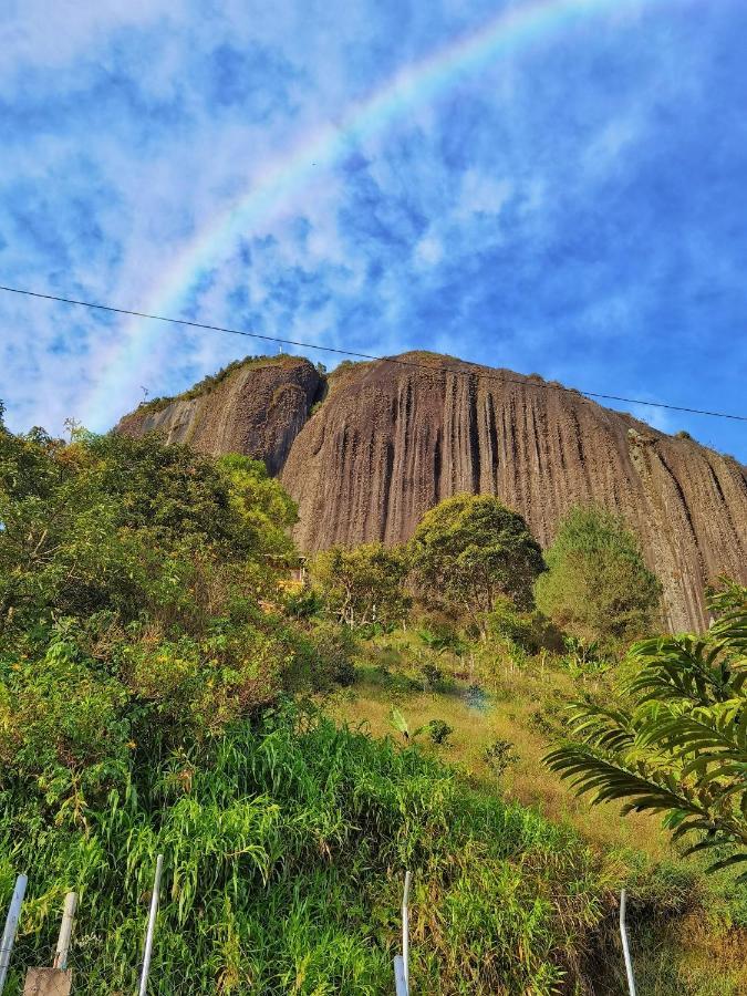 Descanso Bajo La Piedra Del Penol Guatapé Exteriér fotografie