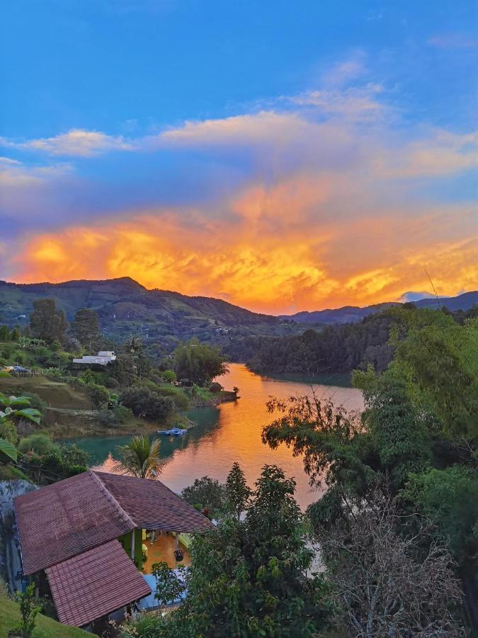 Descanso Bajo La Piedra Del Penol Guatapé Exteriér fotografie