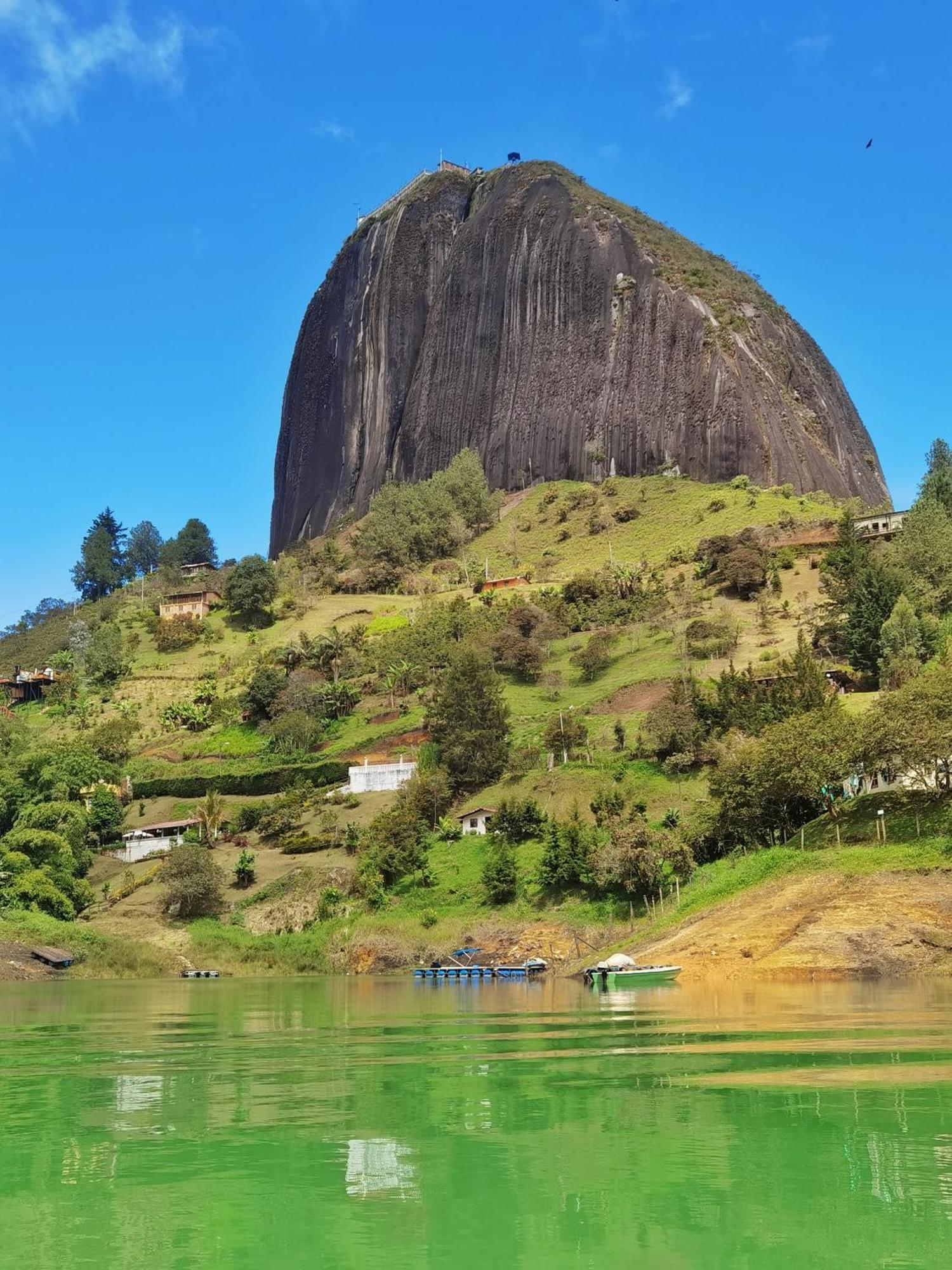 Descanso Bajo La Piedra Del Penol Guatapé Exteriér fotografie