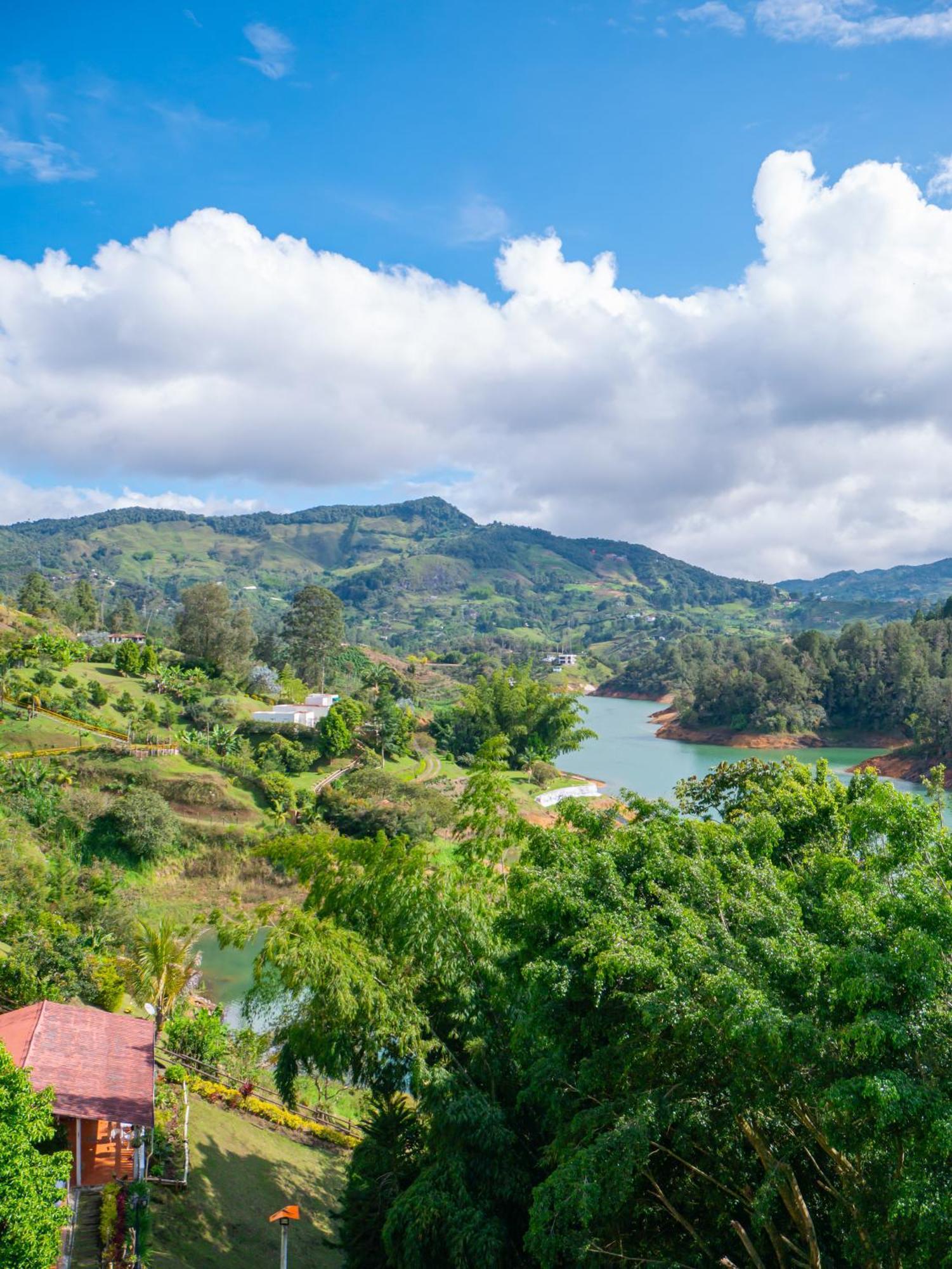 Descanso Bajo La Piedra Del Penol Guatapé Exteriér fotografie